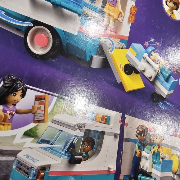 LEGO Friends Heartlake City Hospital Set 42613 NEW 344 Pieces Ambulance - Picture 8 of 10